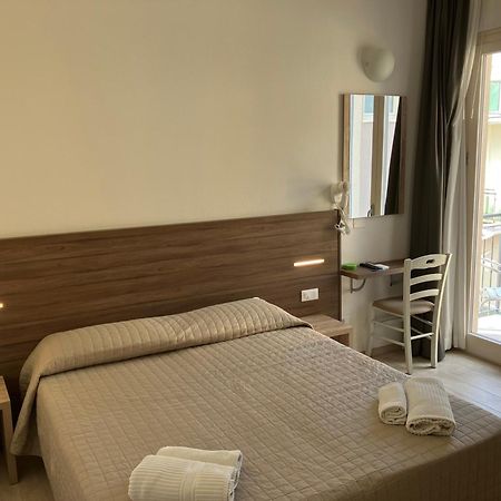 Hotel Bed And Book Римини Экстерьер фото
