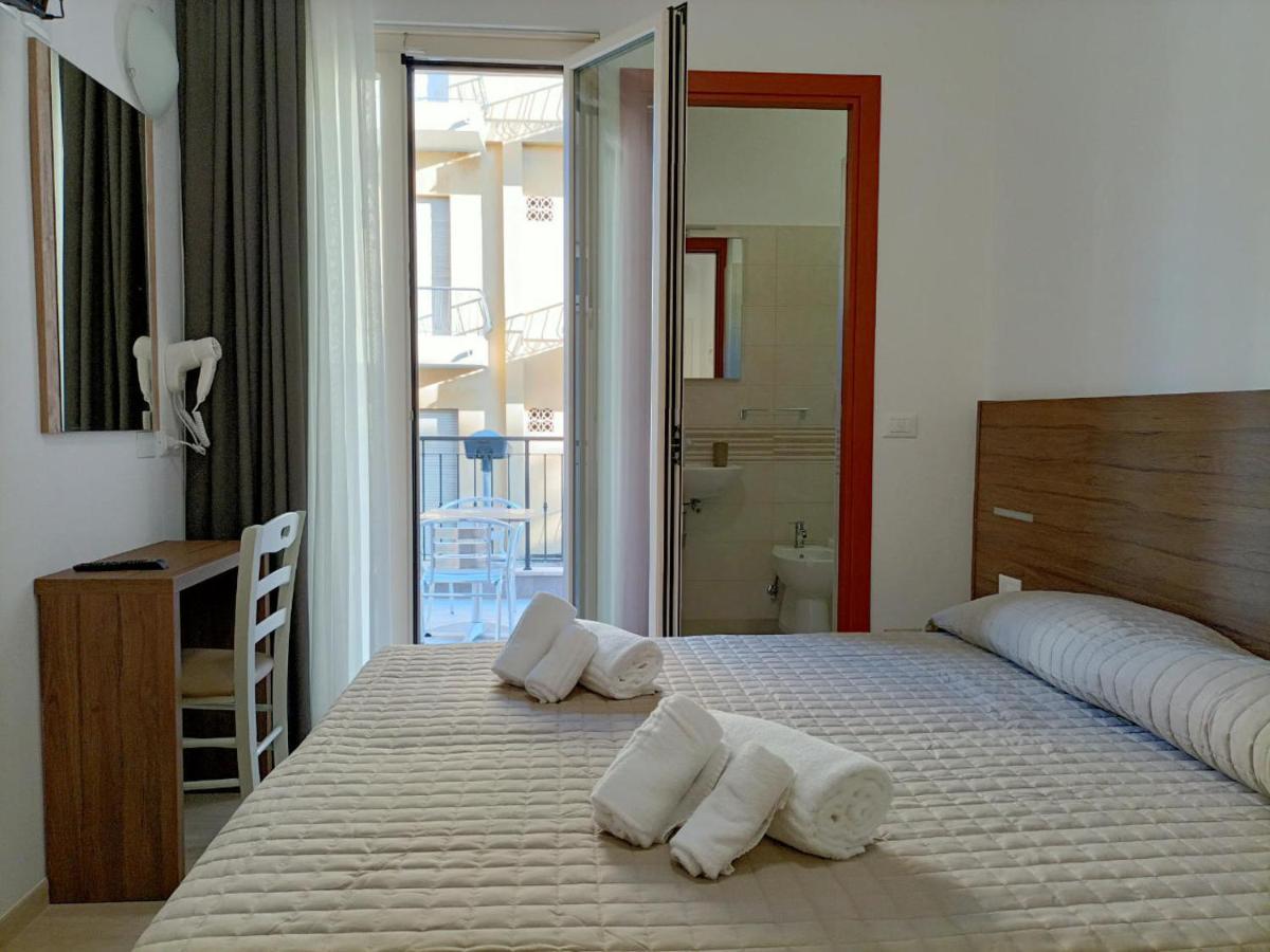 Hotel Bed And Book Римини Экстерьер фото