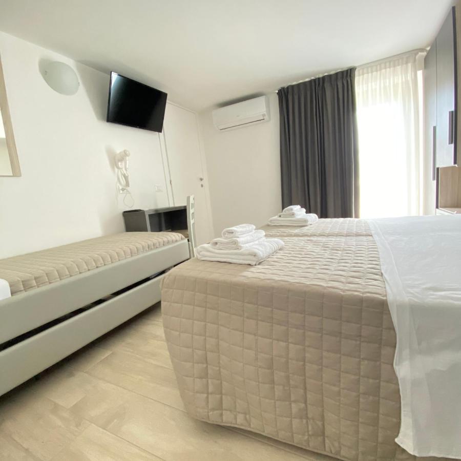 Hotel Bed And Book Римини Экстерьер фото