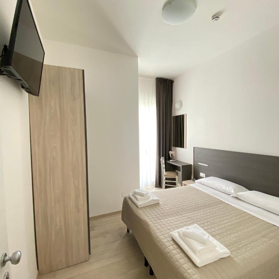 Hotel Bed And Book Римини Экстерьер фото