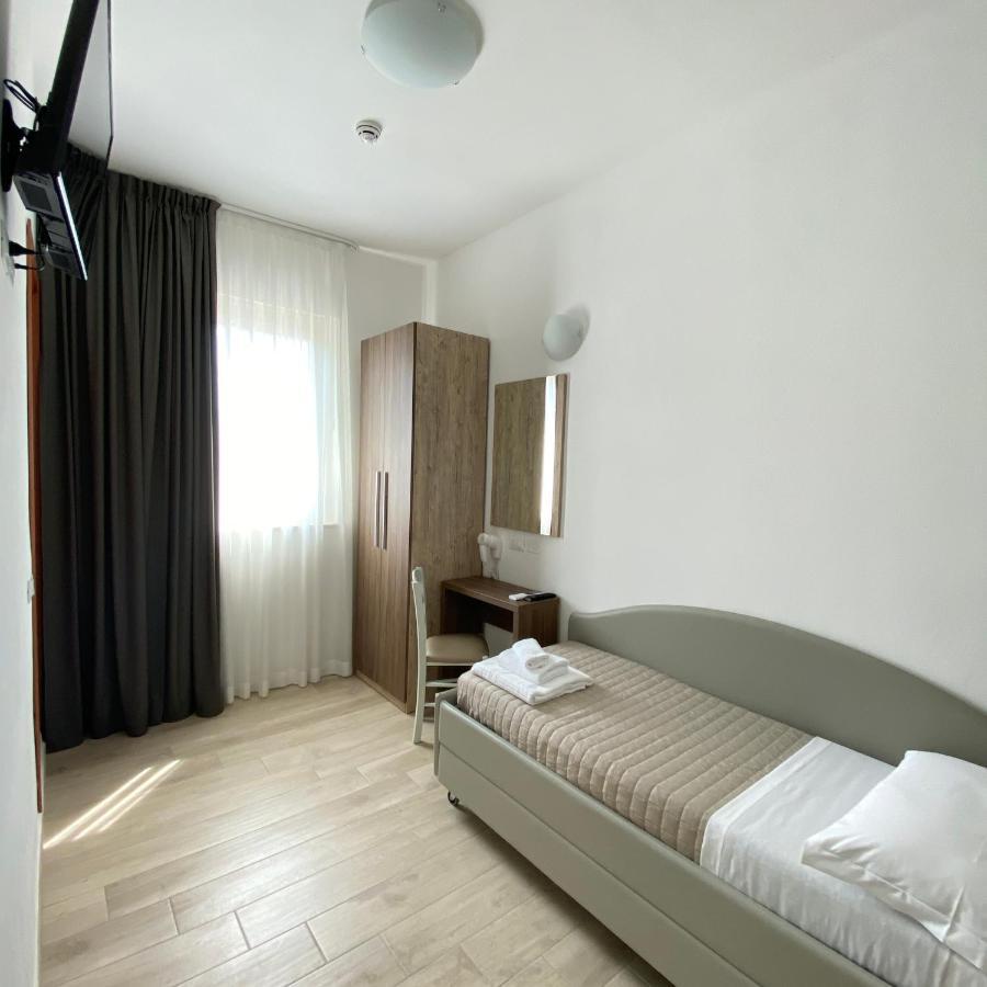 Hotel Bed And Book Римини Экстерьер фото