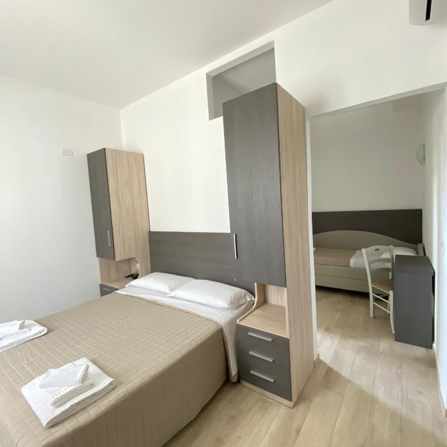 Hotel Bed And Book Римини Экстерьер фото