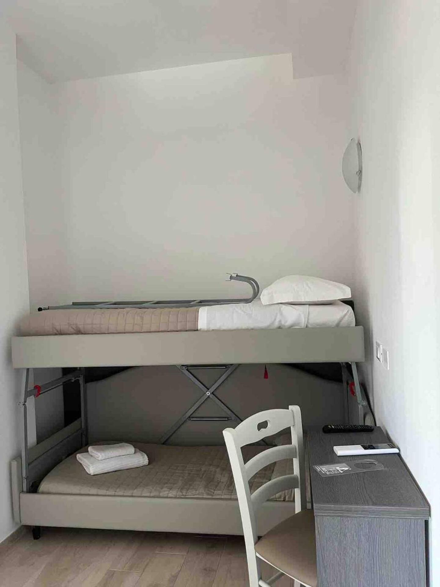 Hotel Bed And Book Римини Экстерьер фото