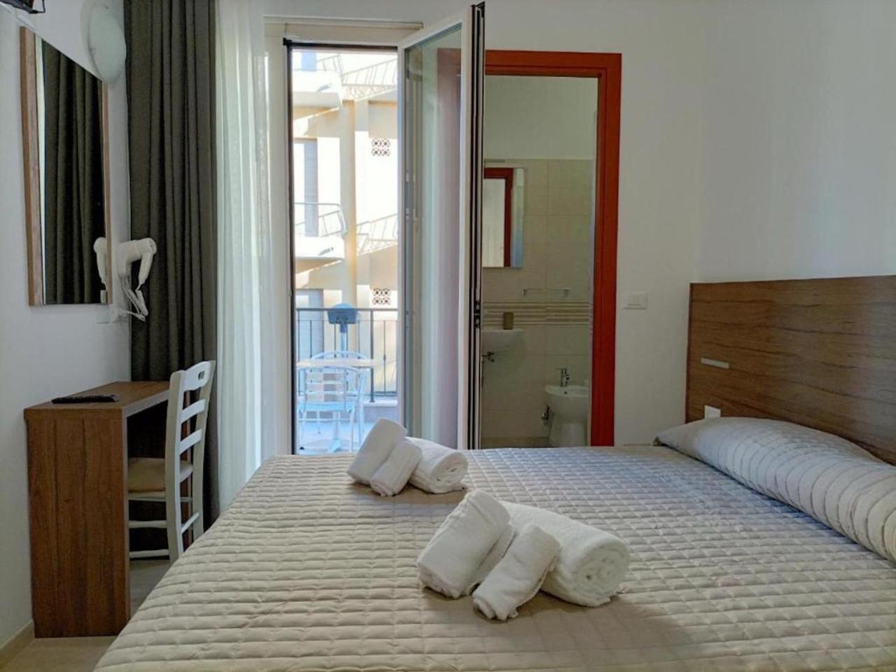 Hotel Bed And Book Римини Экстерьер фото