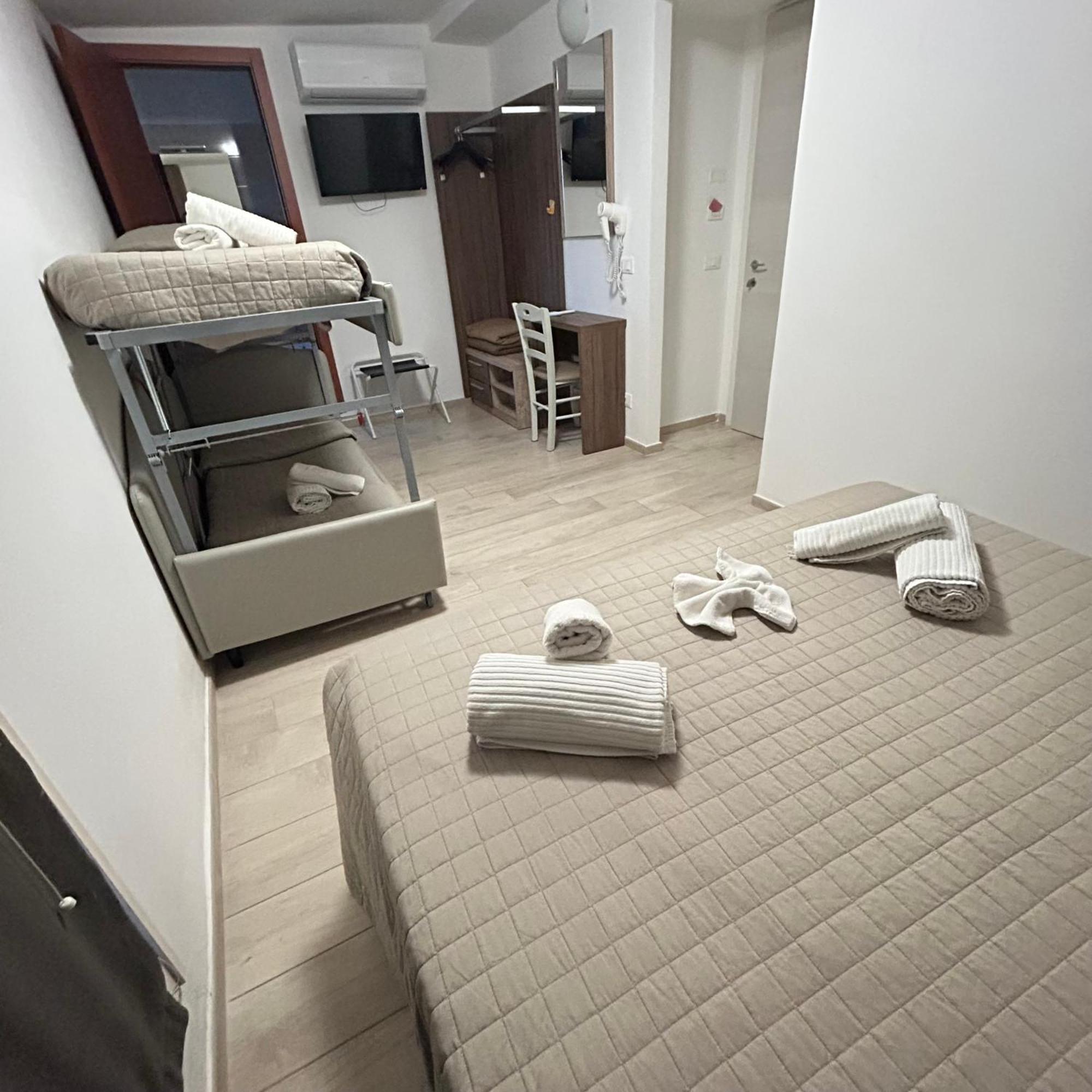 Hotel Bed And Book Римини Экстерьер фото
