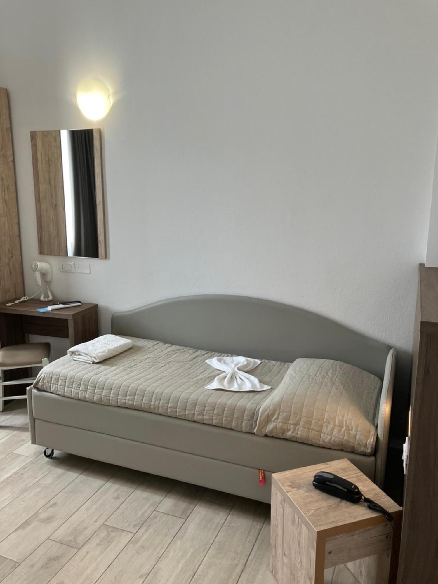Hotel Bed And Book Римини Экстерьер фото