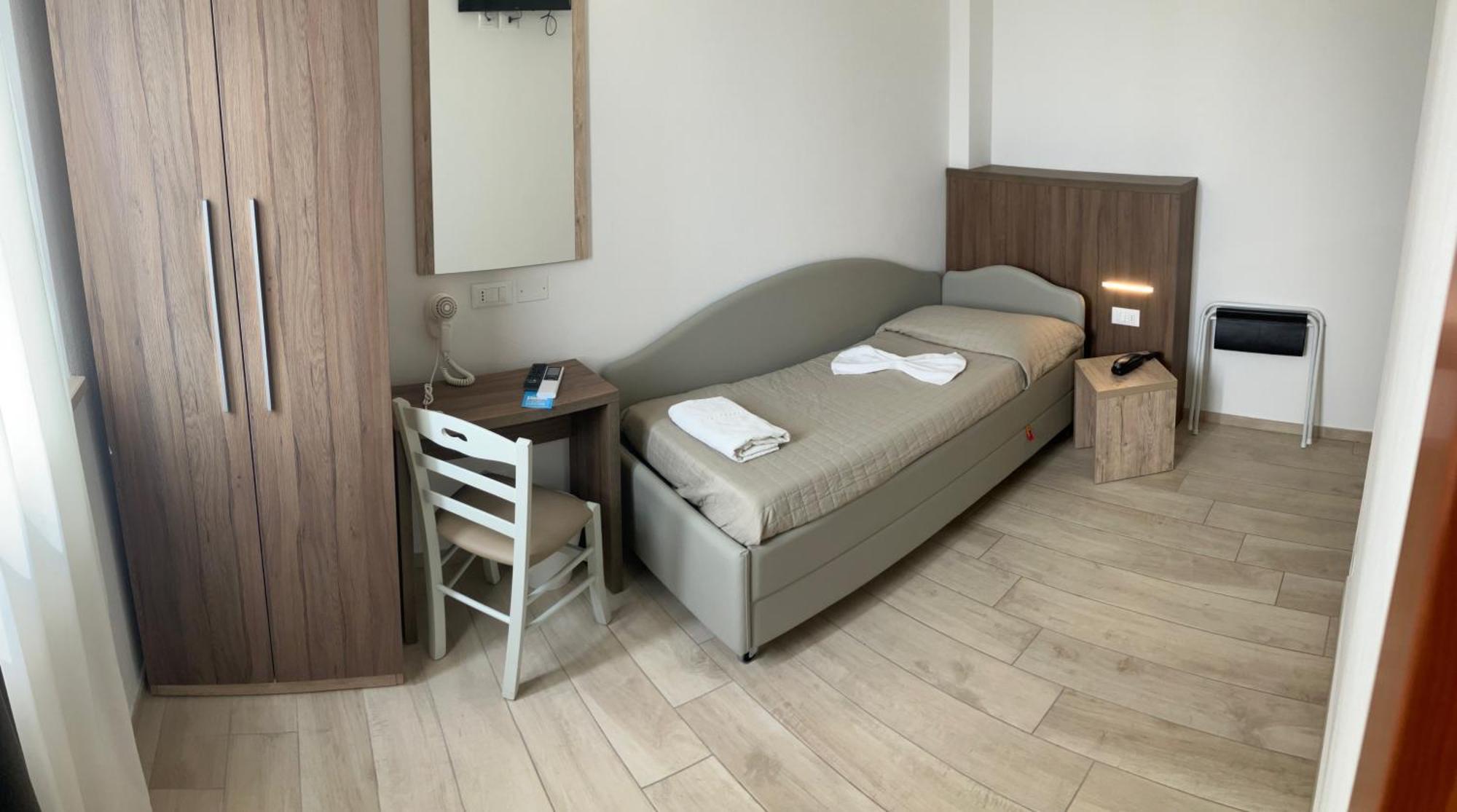 Hotel Bed And Book Римини Экстерьер фото
