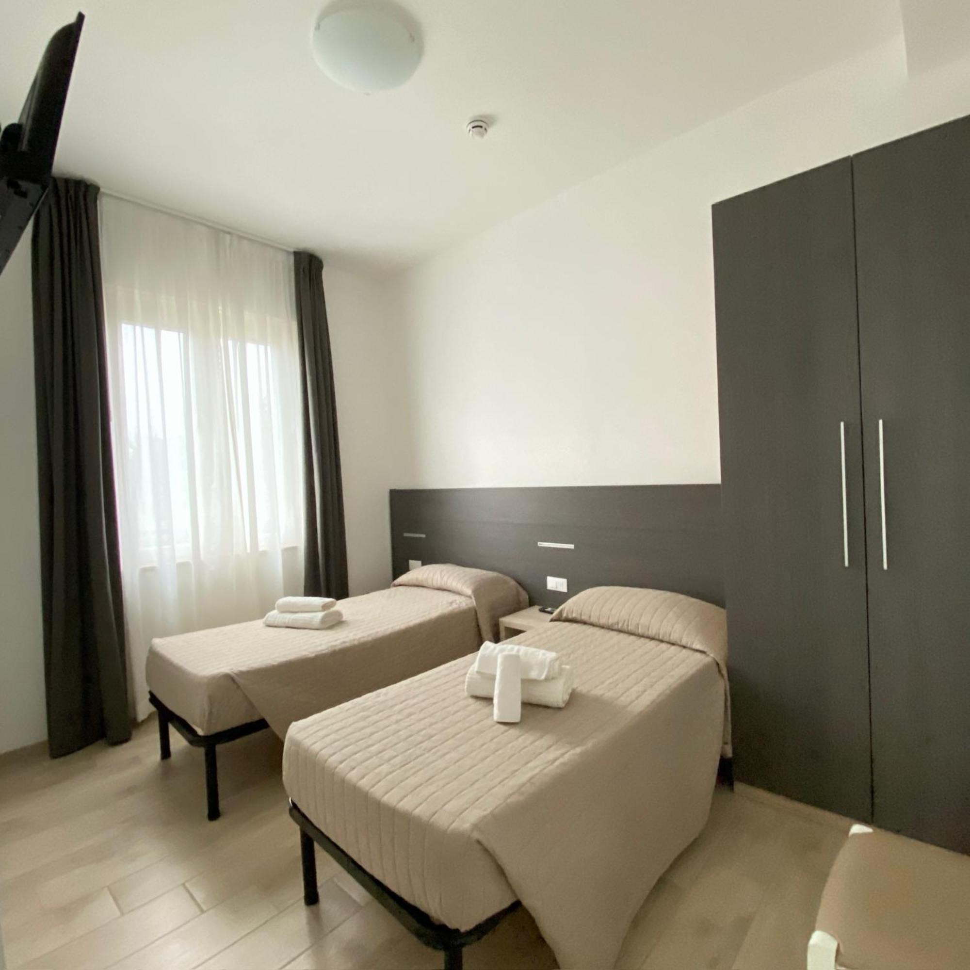 Hotel Bed And Book Римини Экстерьер фото