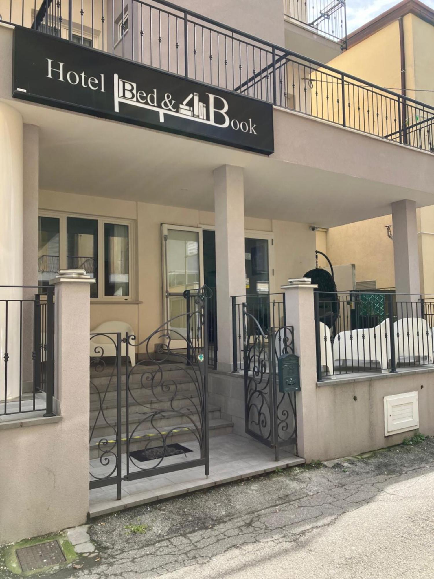 Hotel Bed And Book Римини Экстерьер фото