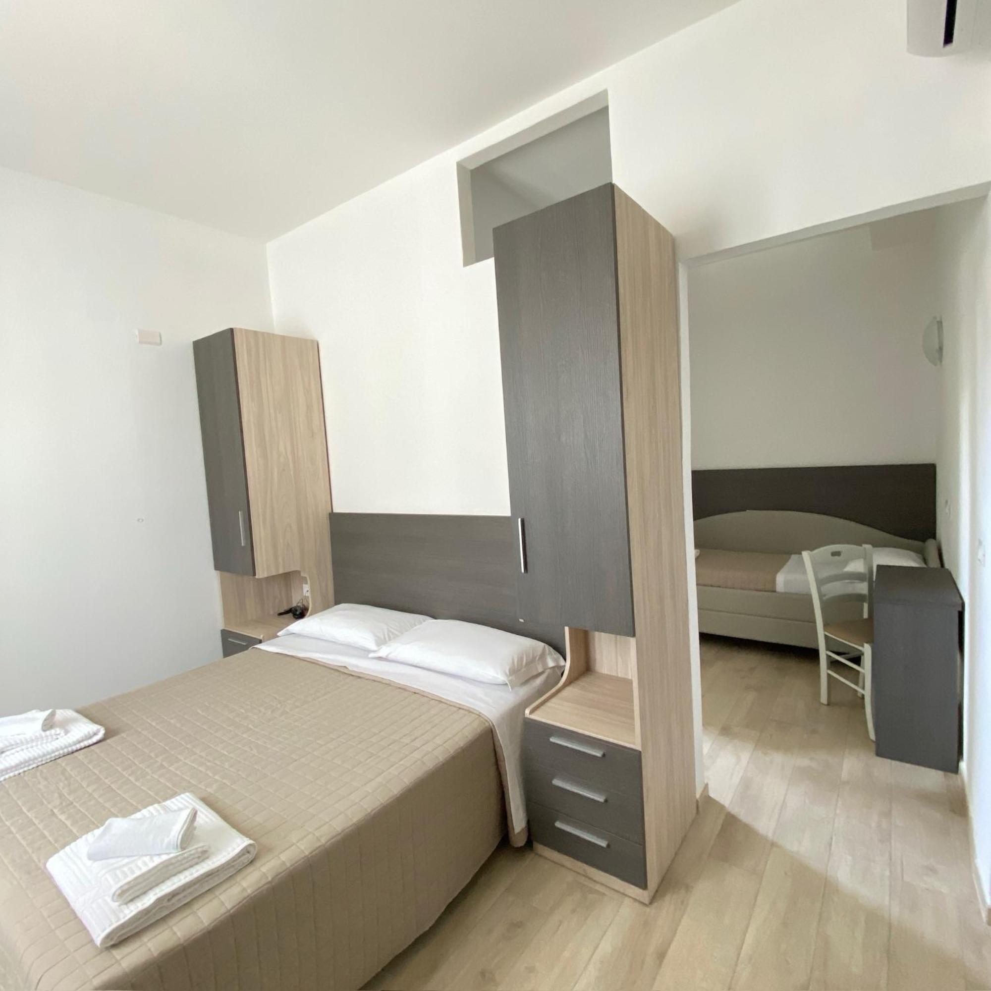 Hotel Bed And Book Римини Экстерьер фото