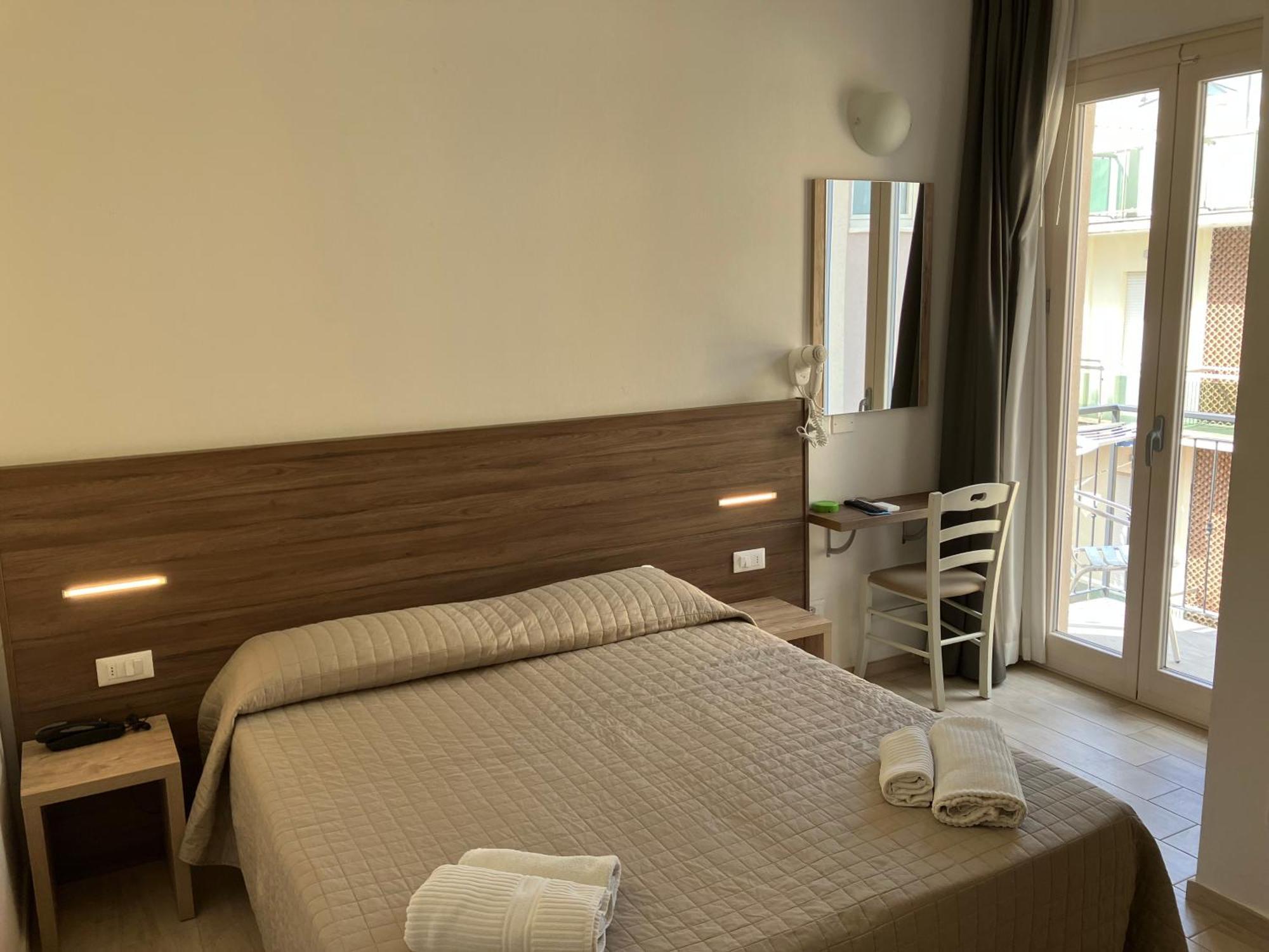 Hotel Bed And Book Римини Экстерьер фото